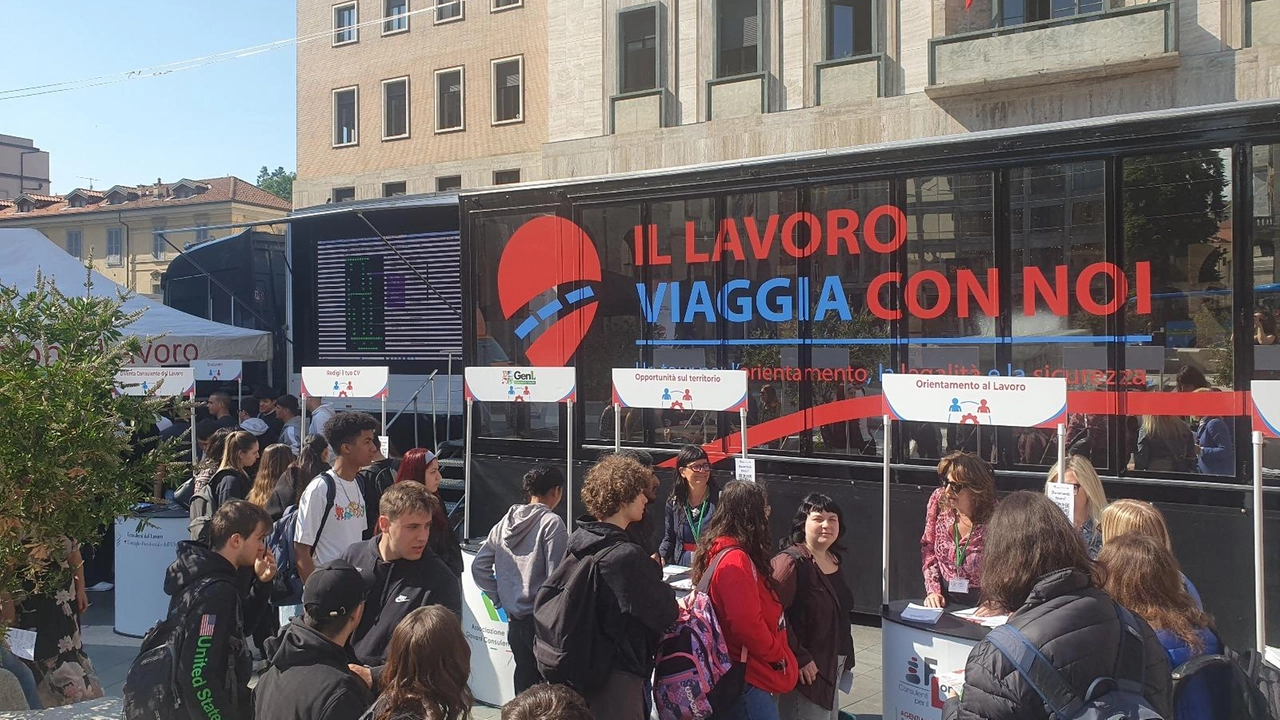 Il truck che sta girando l’Italia ha fatto tappa a Varese in pazza Monte Grappa Gli studenti hanno seguito seminari di orientamento e giochi sul lavoro Il truck che sta girando l’Italia ha fatto tappa a Varese in pazza Monte Grappa Gli studenti hanno seguito seminari di orientamento e giochi sul lavoro