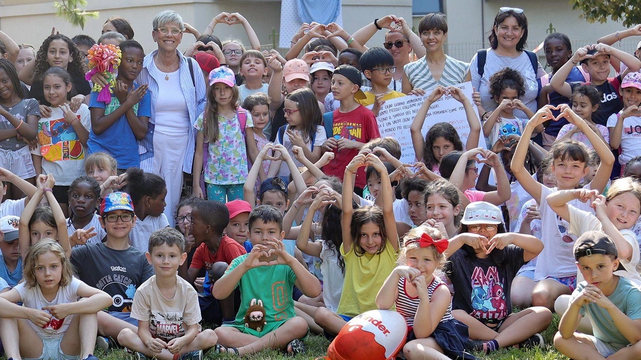 L’accoglienza dei bambini e delle bambine del Centro estivo Rinaldini alla sindaca Laura Castelletti e all’assessora Anna Frattini L’accoglienza dei bambini e delle bambine del Centro estivo Rinaldini alla sindaca Laura Castelletti e all’assessora Anna Frattini