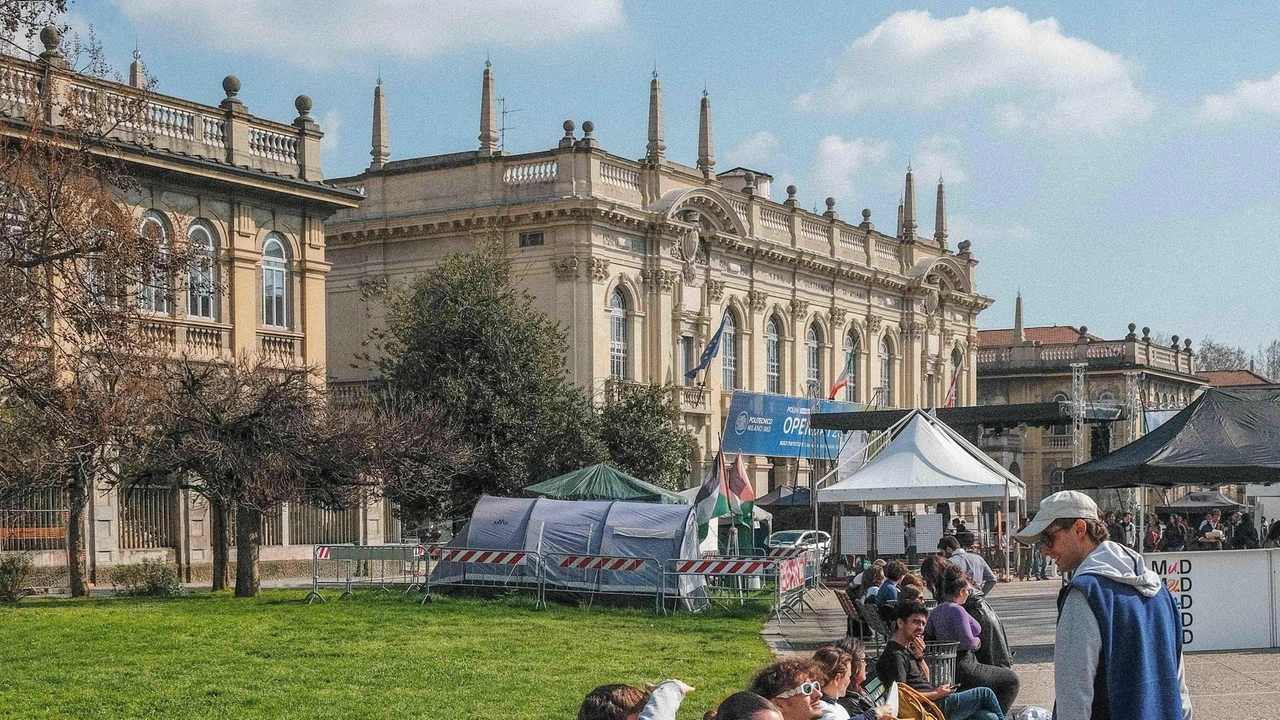 Studenti sulle panchine in piazza Leonardo Da Vinci