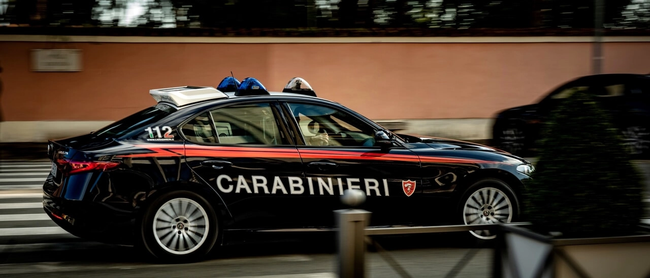 Scippano una donna al supermercato a Castelletto Ticino, poi tentano di prelevare al bancomat: arrestati
