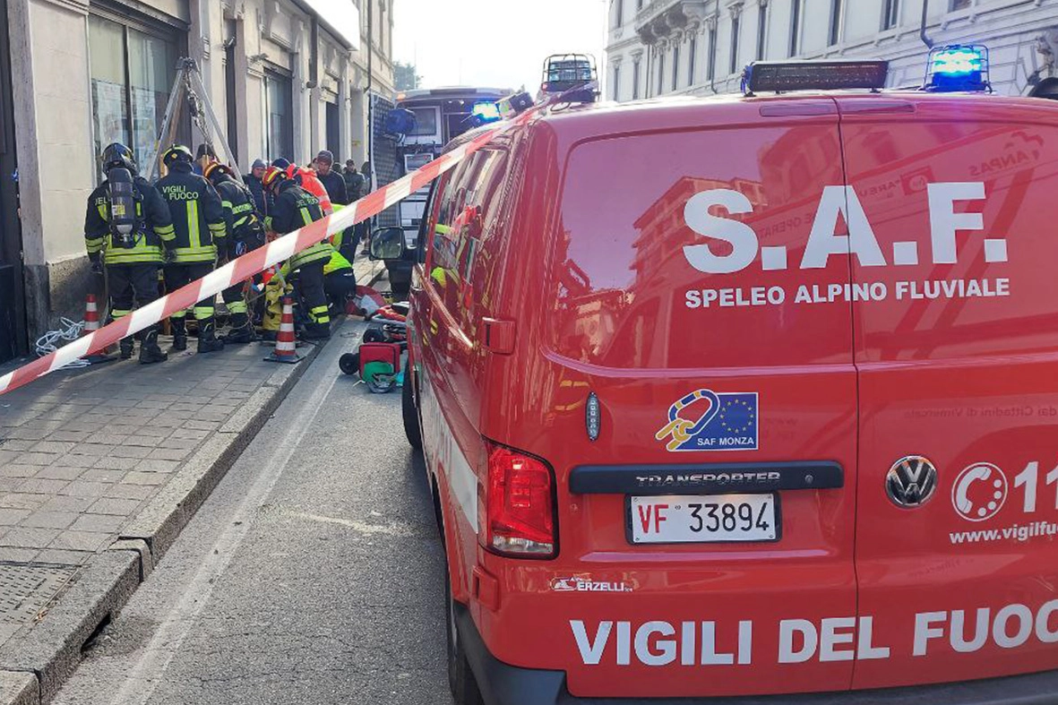 guzzi monza donna caduta in un tombino in via manzoni