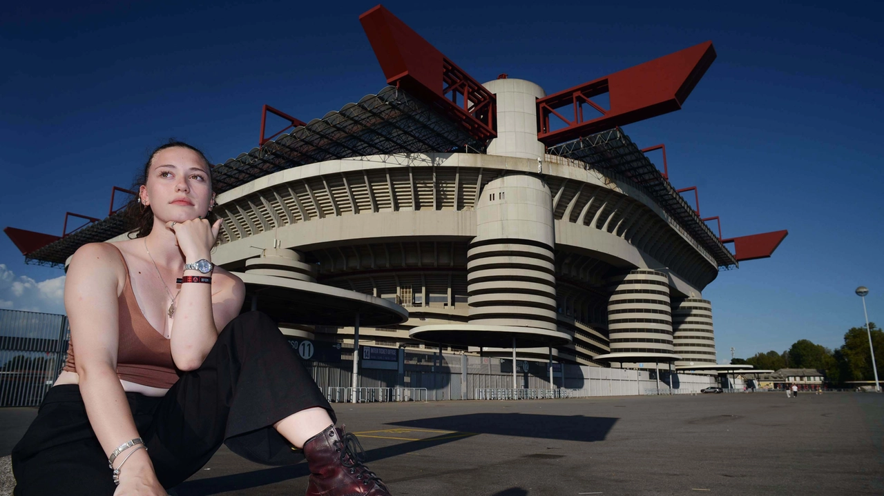 Turista ieri nel “deserto metropolitano“ davanti allo stadio Giuseppe Meazza Turista ieri nel “deserto metropolitano“ davanti allo stadio Giuseppe Meazza