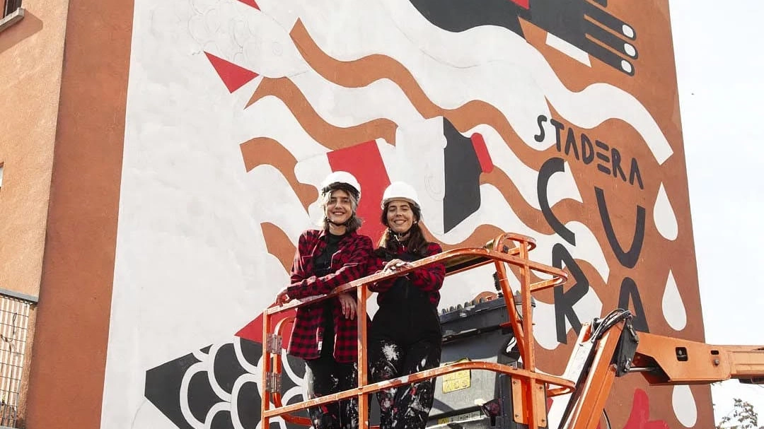 Martina Ceccarelli, responsabile di “Cura”, all’opera sul murale con vernice mangia smog sorto nel quartiere Stadera Martina Ceccarelli, responsabile di “Cura”, all’opera sul murale con vernice mangia smog sorto nel quartiere Stadera