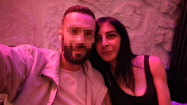 A destra, Carmela Girasole in una foto pubblicata sul suo profilo Facebook A destra, Carmela Girasole in una foto pubblicata sul suo profilo Facebook