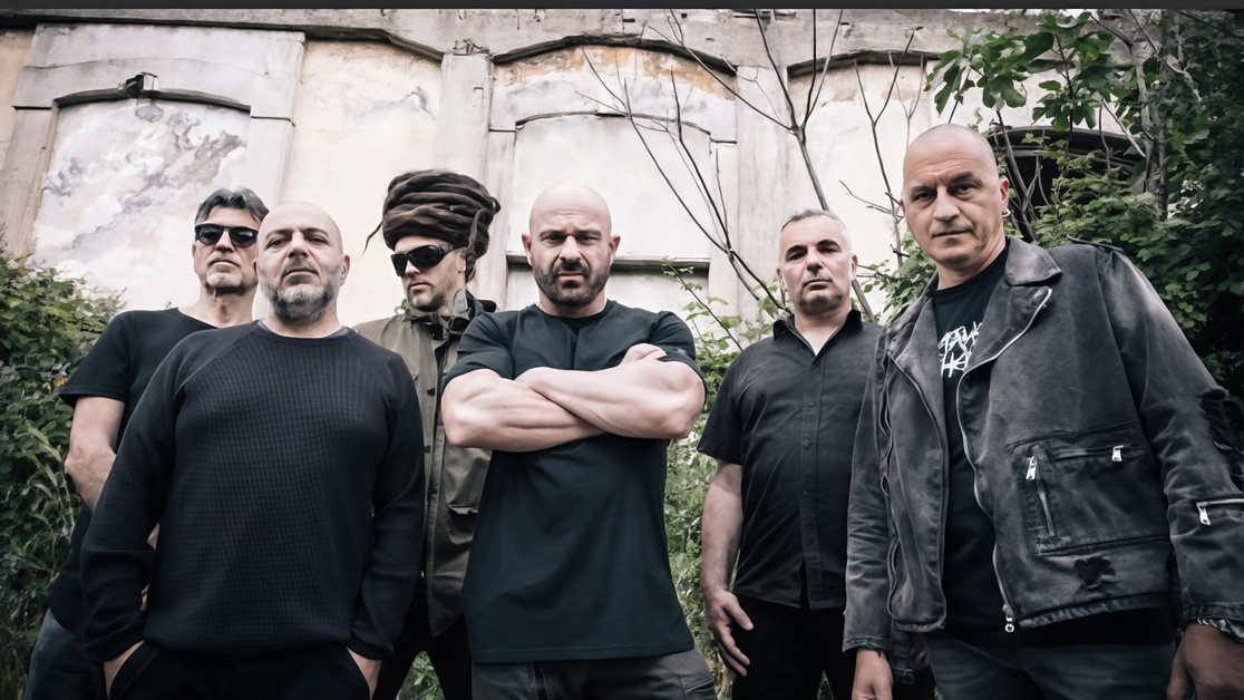 Il frontman-attore Raiz ("l’unico napoletano che ama la nebbia") e il ritorno all’Alcatraz con Sanacore Il frontman-attore Raiz ("l’unico napoletano che ama la nebbia") e il ritorno all’Alcatraz con Sanacore