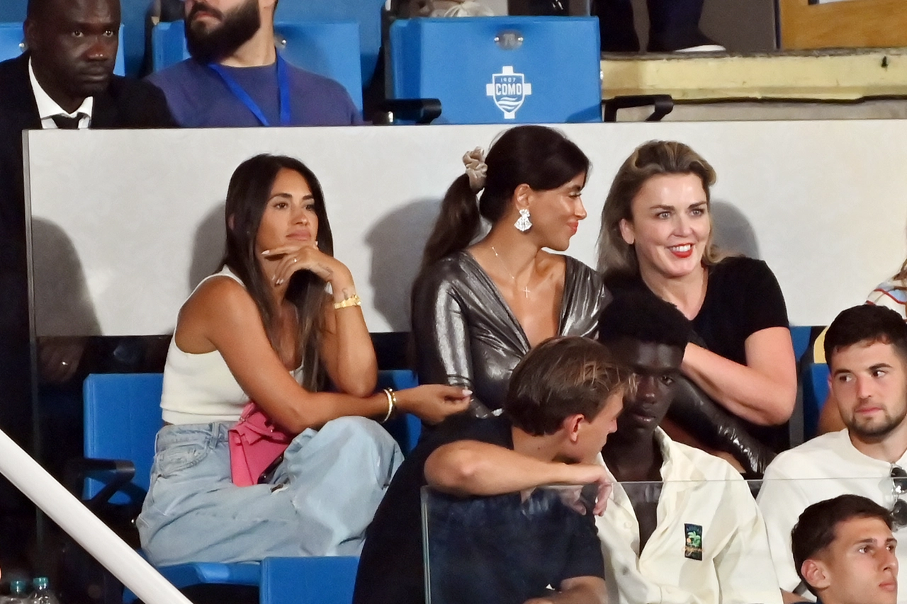 Da sinistra, la moglie di Messi  Antonela Roccuzzo, la moglie di Fabregas Daniella Semaan e Alexandra Bell