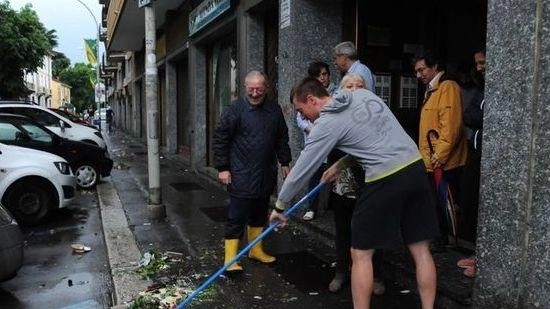 La rete fognaria su via Ratti ha mostrato i suoi limiti esondando e allagando abitazioni, negozi e cantine provocando ingenti danni ai cittadini In questi giorni sono partiti i lavori lungo il fiume per arginare il problema La rete fognaria su via Ratti ha mostrato i suoi limiti esondando e allagando abitazioni, negozi e cantine provocando ingenti danni ai cittadini In questi giorni sono partiti i lavori lungo il fiume per arginare il problema