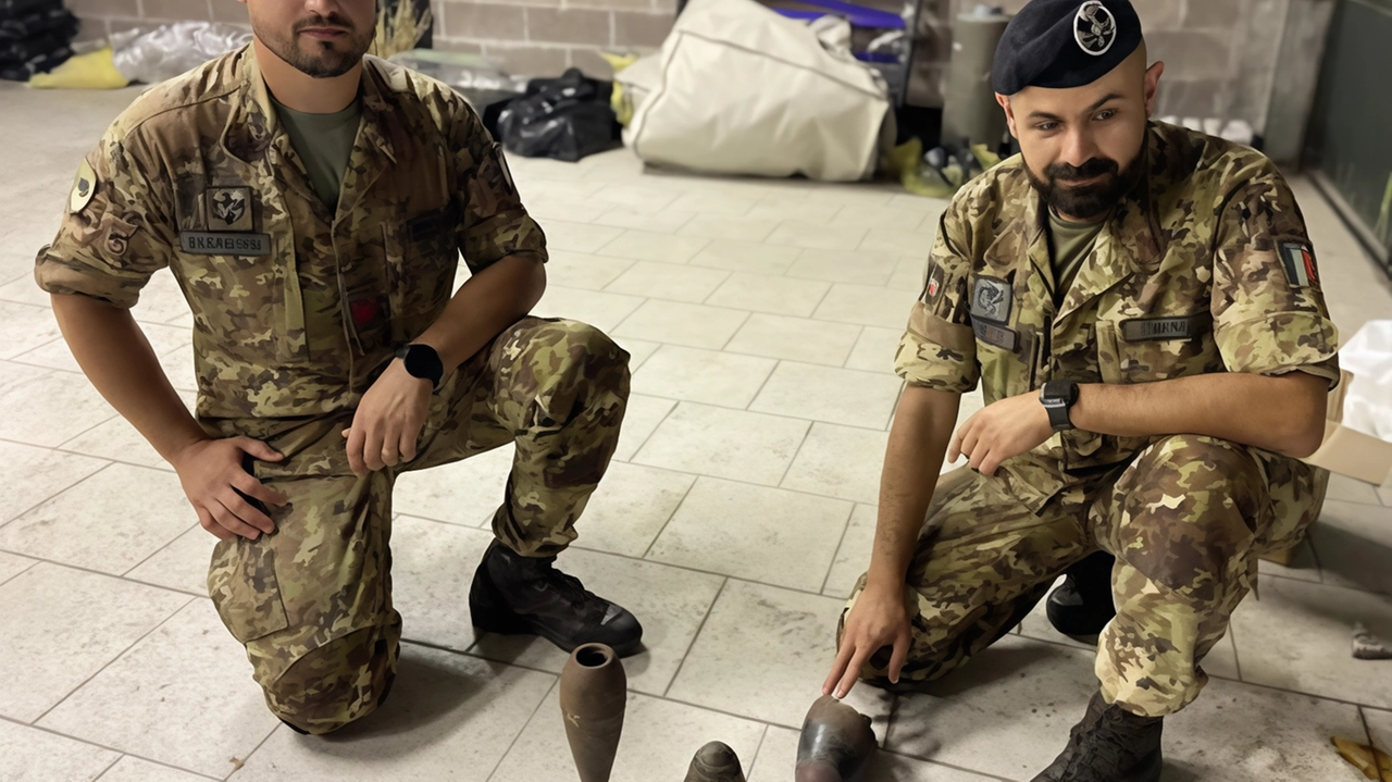 Un uomo segnala ritrovamento di pugnale antico, ma perquisizione rivela collezione di ordigni bellici. Denunciato per detenzione illegale di armi ed esplosivi. Un uomo segnala ritrovamento di pugnale antico, ma perquisizione rivela collezione di ordigni bellici. Denunciato per detenzione illegale di armi ed esplosivi.
