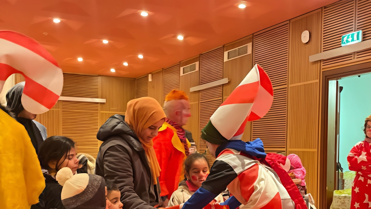 La consegna dei pacchi è sempre una festa anche grazie all’impegno della Scuola di circo e dei clown La consegna dei pacchi è sempre una festa anche grazie all’impegno della Scuola di circo e dei clown