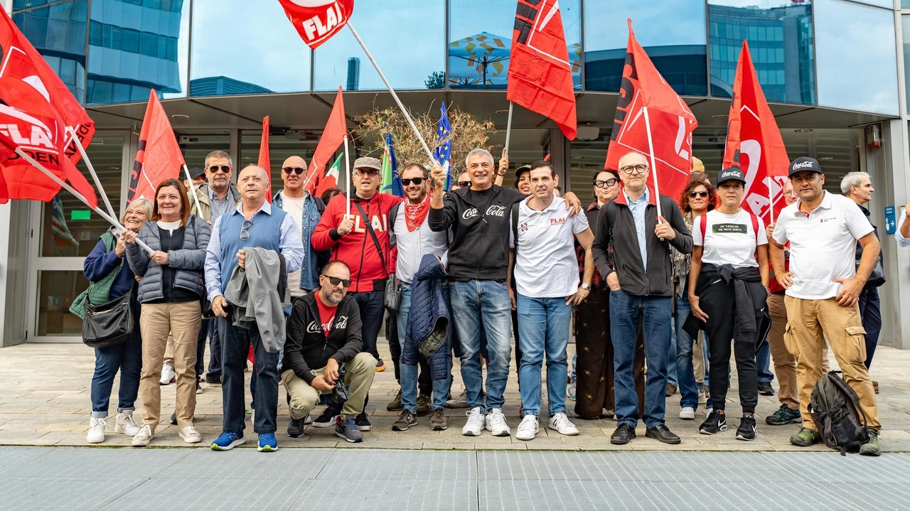 Manifestazione davanti alla sede di Sesto per chiedere un piano di assunzioni e la rimodulazione degli orari. La replica dell’azienda: "Abbiamo introdotto un giorno di recupero extra, premi aggiuntivi e altre migliorie". Manifestazione davanti alla sede di Sesto per chiedere un piano di assunzioni e la rimodulazione degli orari. La replica dell’azienda: "Abbiamo introdotto un giorno di recupero extra, premi aggiuntivi e altre migliorie".