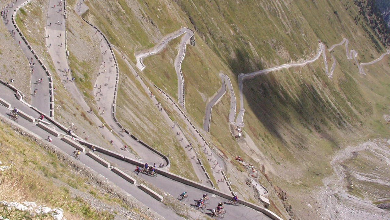 Gli 88 tornanti della strada dello Stelvio, percorsi anche dai ciclisti nel Giro d’Italia