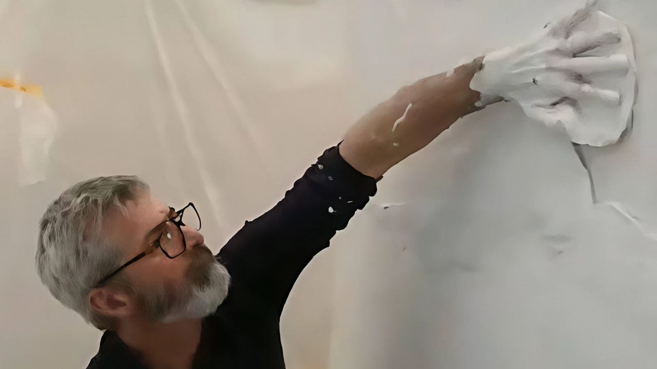 Mauro Patrini al lavoro Nel suo laboratorio a Pizzighettone ora insegna la tecnica Mauro Patrini al lavoro Nel suo laboratorio a Pizzighettone ora insegna la tecnica