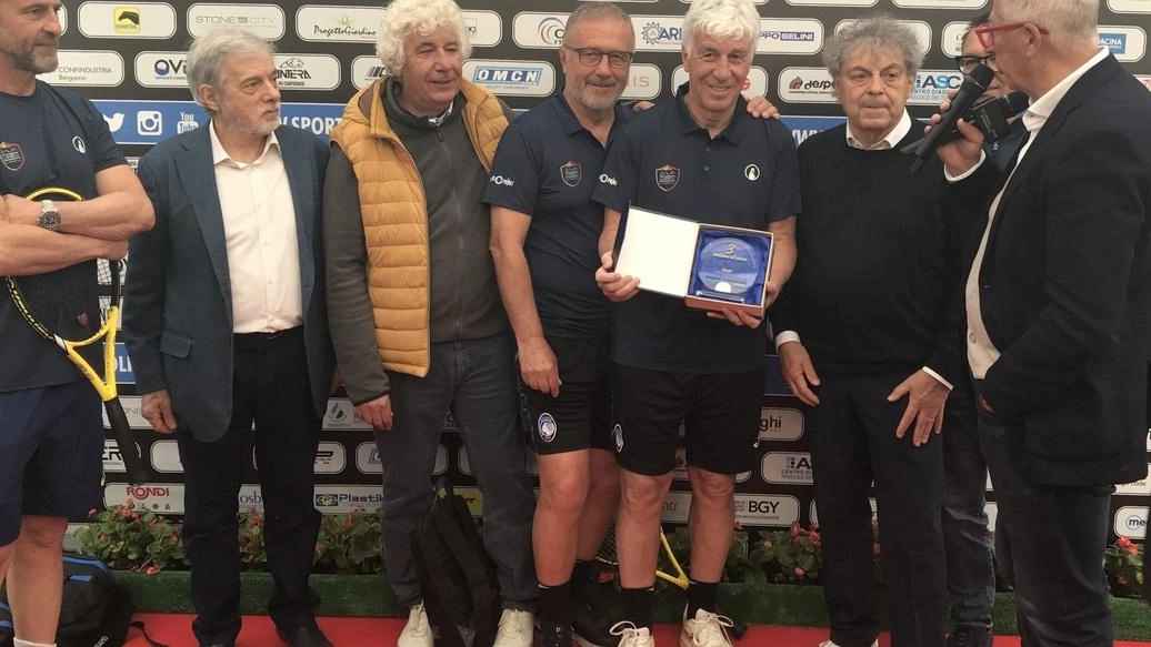 Gian Piero Gasperini ospite d’eccezione ieri sera al torneo benefico di padel e tennis della “Cittadella dello Sport“ Gian Piero Gasperini ospite d’eccezione ieri sera al torneo benefico di padel e tennis della “Cittadella dello Sport“