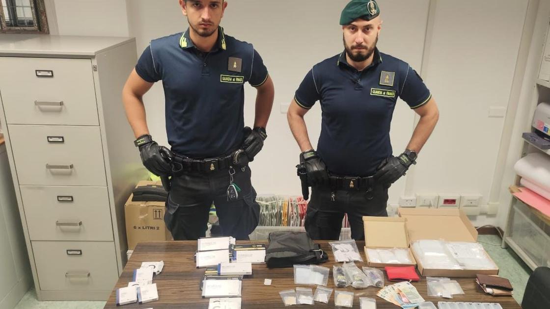 bregnano fermato per un controllo stradale trovato un campionario di droghe