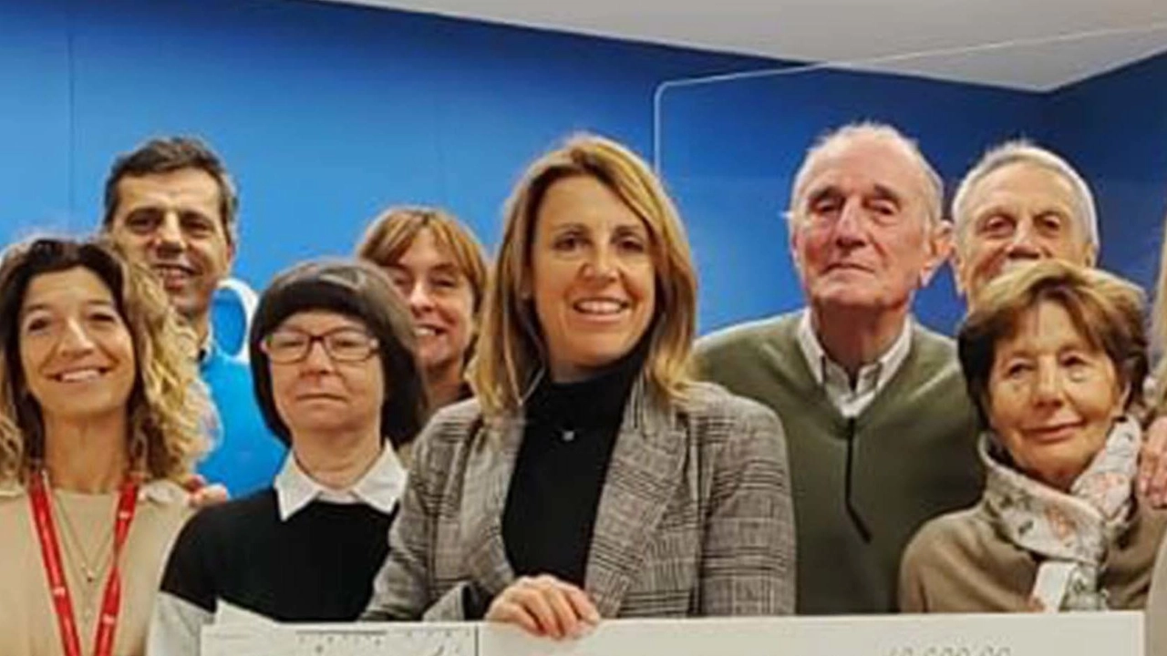 "Deborah Compagnoni e Sciare per la Vita donano 68mila euro al comitato Maria Letizia Verga per sostenere bambini malati di cancro. Eventi benefici e impegno costante per aiutare chi ne ha bisogno." "Deborah Compagnoni e Sciare per la Vita donano 68mila euro al comitato Maria Letizia Verga per sostenere bambini malati di cancro. Eventi benefici e impegno costante per aiutare chi ne ha bisogno."