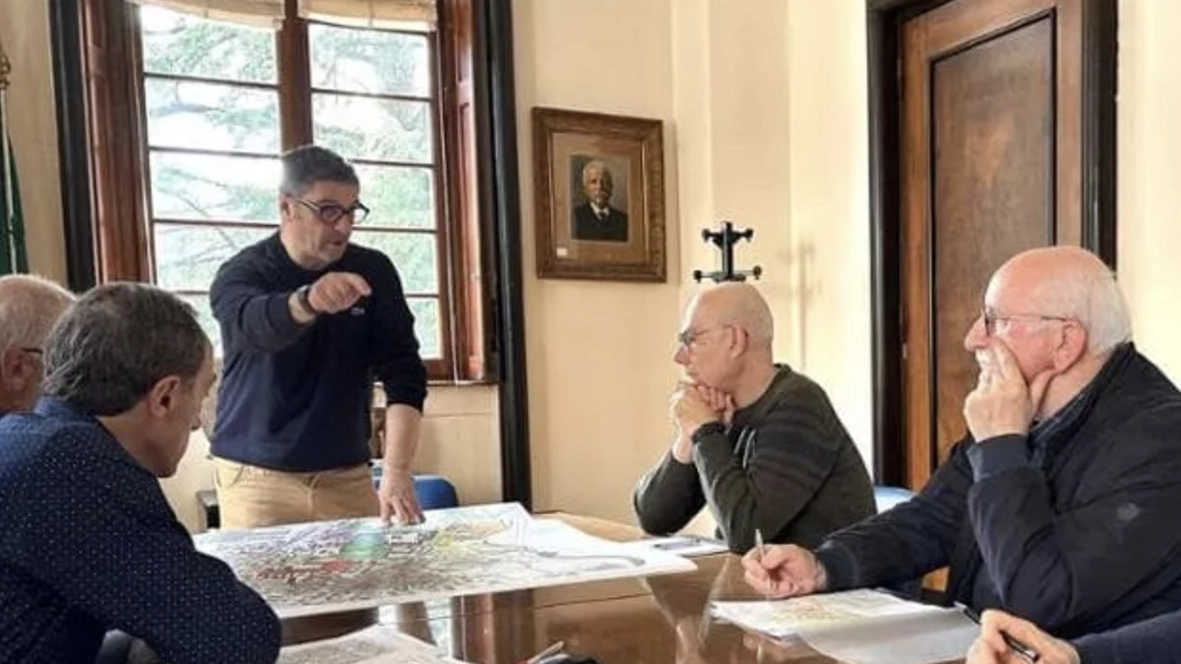 Una riunione operativa in municipio fra l’amministrazione, i volontari civici e i responsabili degli uffici tecnici Una riunione operativa in municipio fra l’amministrazione, i volontari civici e i responsabili degli uffici tecnici