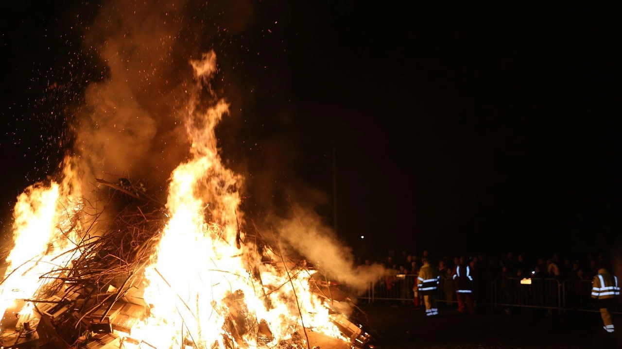 Il falò di Sant’Antonio che si accenderà in diversi Comuni della Brianza All’appuntamento di Sovico saranno protagonisti in prima linea i bambini Il falò di Sant’Antonio che si accenderà in diversi Comuni della Brianza All’appuntamento di Sovico saranno protagonisti in prima linea i bambini