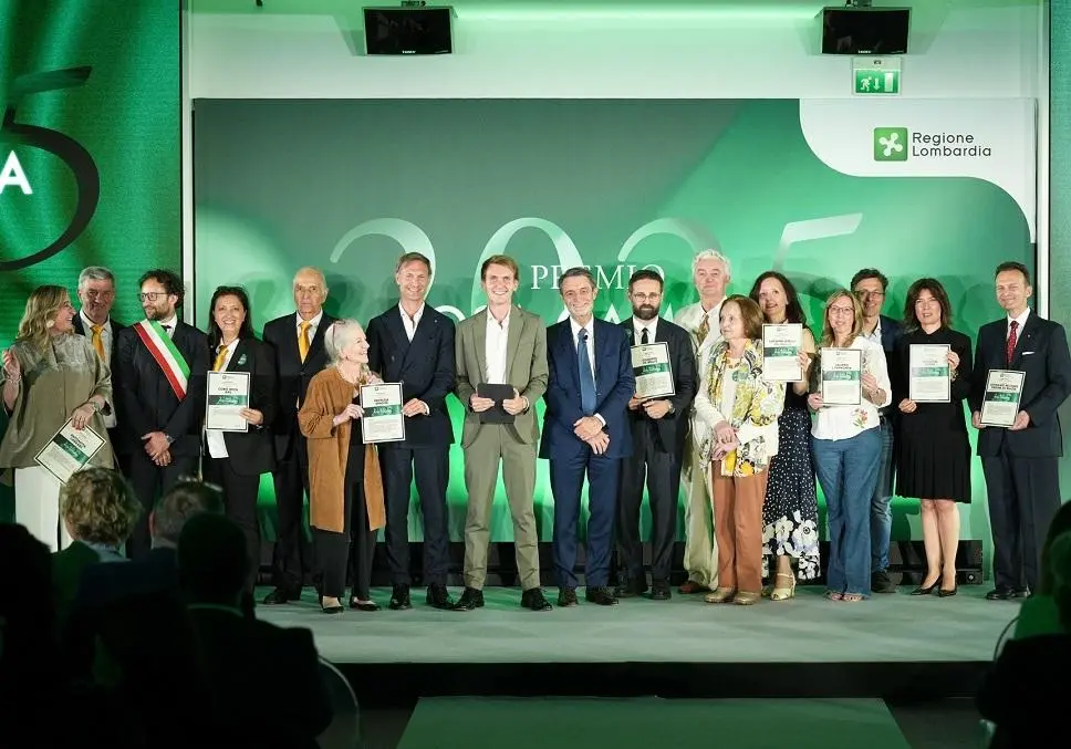 Tra i premiati. De Filippi, Boldi e Don Colmegna