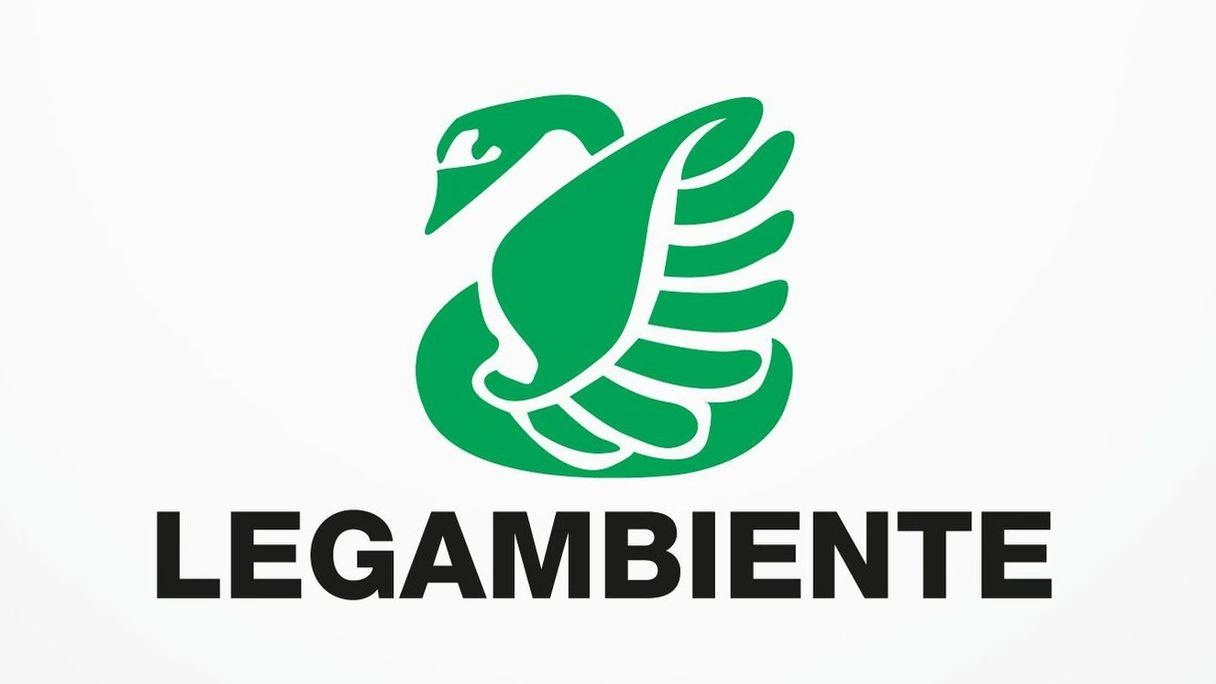 Il logo di Legambiente ormai conosciutissimo e molto diffuso: l’associazione si batte per il rispetto della natura Il logo di Legambiente ormai conosciutissimo e molto diffuso: l’associazione si batte per il rispetto della natura