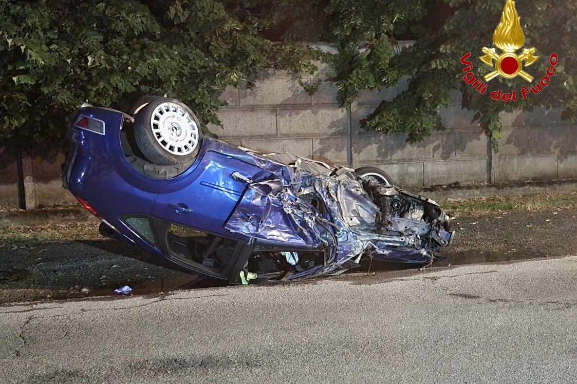 L'auto coinvolta nell'incidente a Olgiate Olona (foto vigili del fuoco)