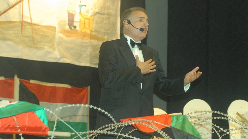 Joe Fallisi durante un'esibizione a Gaza (internet) Joe Fallisi durante un'esibizione a Gaza (internet)