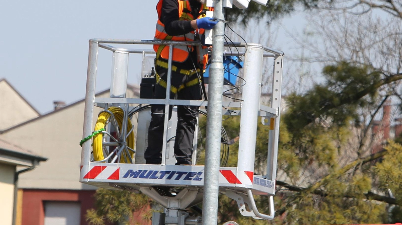 A Busto Garolfo, investimento per la sicurezza: due portali elettronici per il controllo delle targhe saranno posizionati grazie al finanziamento del Ministero dell'Interno. L'iniziativa mira a contrastare lo spaccio di droga e la criminalità nel territorio comunale. A Busto Garolfo, investimento per la sicurezza: due portali elettronici per il controllo delle targhe saranno posizionati grazie al finanziamento del Ministero dell'Interno. L'iniziativa mira a contrastare lo spaccio di droga e la criminalità nel territorio comunale.