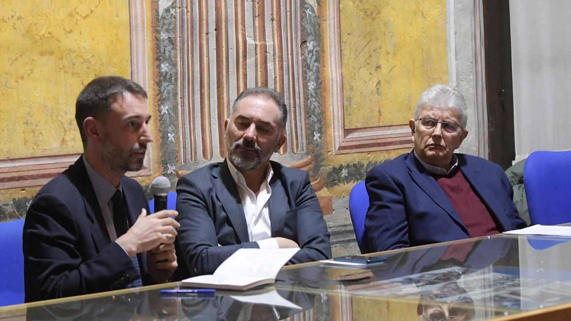 La presentazione del progetto di restauro del castello mediceo. Da sinistra Davide del Curto, docente del Politecnico di Milano, il primo cittadino di Melegnano Vito Bellomo e Dario Veneroni, consigliere metropolitano La presentazione del progetto di restauro del castello mediceo. Da sinistra Davide del Curto, docente del Politecnico di Milano, il primo cittadino di Melegnano Vito Bellomo e Dario Veneroni, consigliere metropolitano