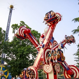 Estate a Leolandia: ecco le due nuove giostre (mai viste in Italia) Deltaplanet e Blade Storm