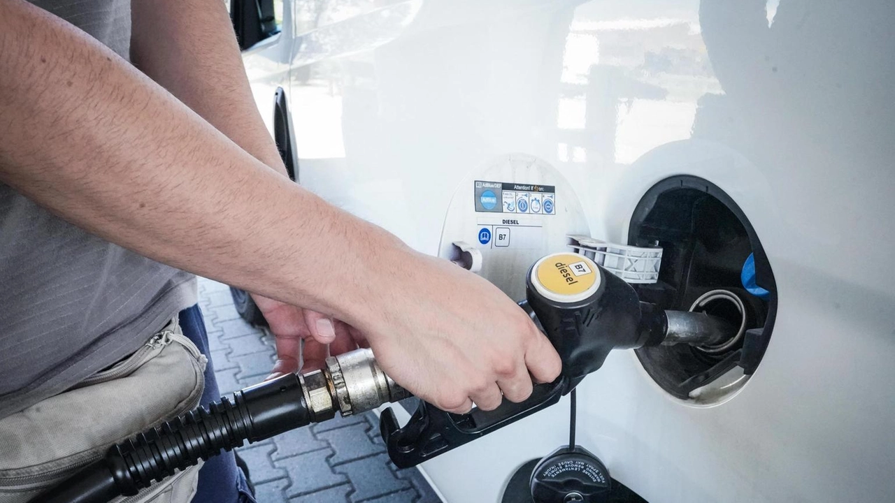 Codacons: Rischio rincari benzina e gasolio in Italia dopo impennata petrolio