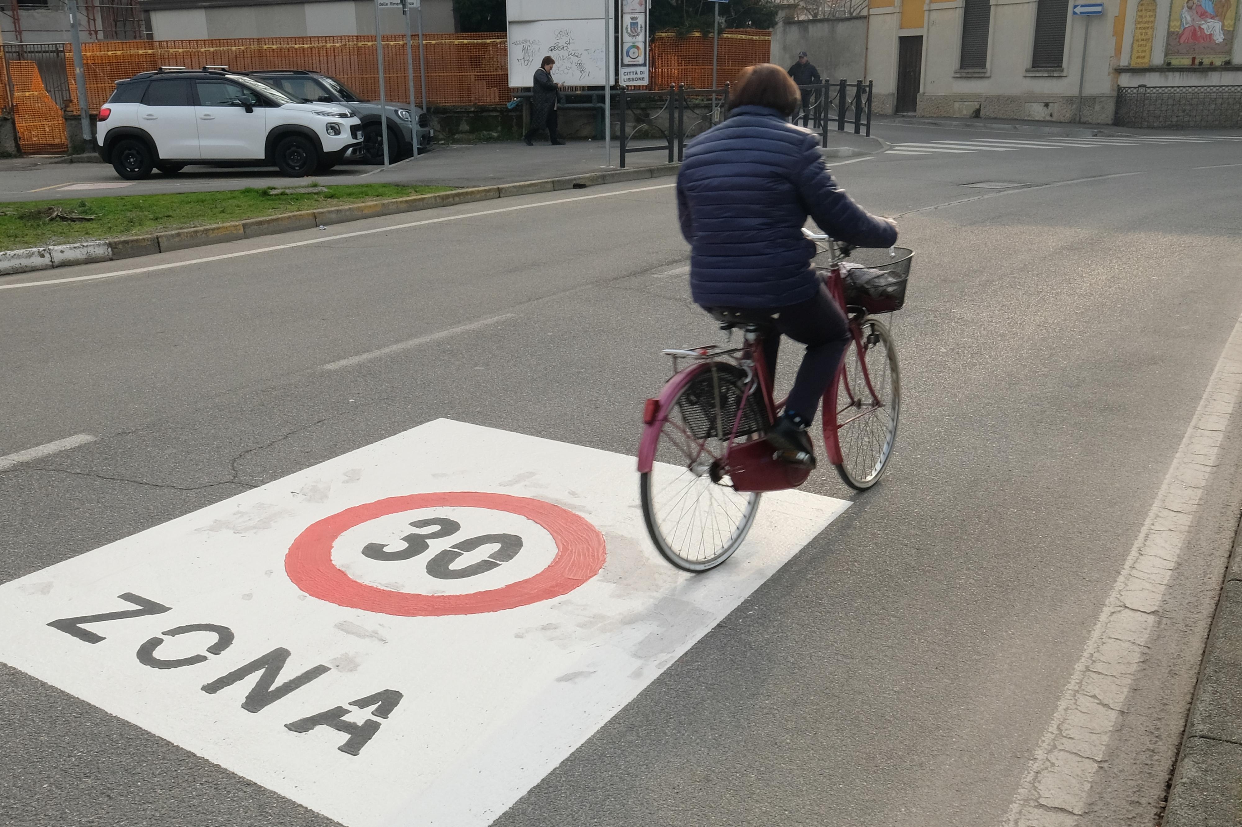 Ad Abbiategrasso i ciclisti bocciano la “zona 30”: sono solo cartelli che nessuno rispetta Ad Abbiategrasso i ciclisti bocciano la “zona 30”: sono solo cartelli che nessuno rispetta