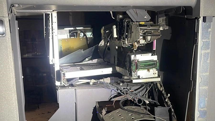 Una banda ha preso d'assalto il bancomat dell’agenzia Banca Agricola Mantovana (gruppo MPS) in via Ferrarese, a Carbonara di Po (Foto carabinieri di Mantova) Una banda ha preso d'assalto il bancomat dell’agenzia Banca Agricola Mantovana (gruppo MPS) in via Ferrarese, a Carbonara di Po (Foto carabinieri di Mantova)