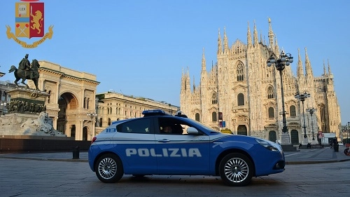 Una volante della polizia in piazza Duomo
