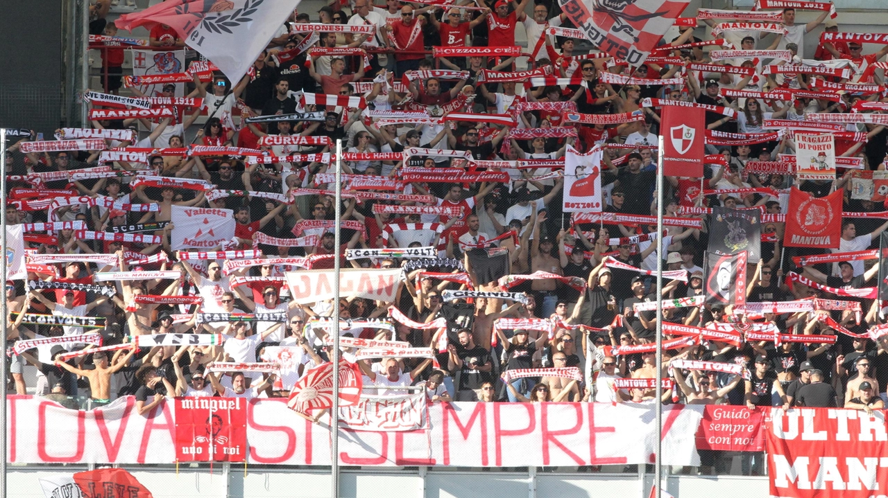 La tifoseria del Mantova Calcio riempie lo stadio con cori e bandiere biancorosse La tifoseria del Mantova Calcio riempie lo stadio con cori e bandiere biancorosse