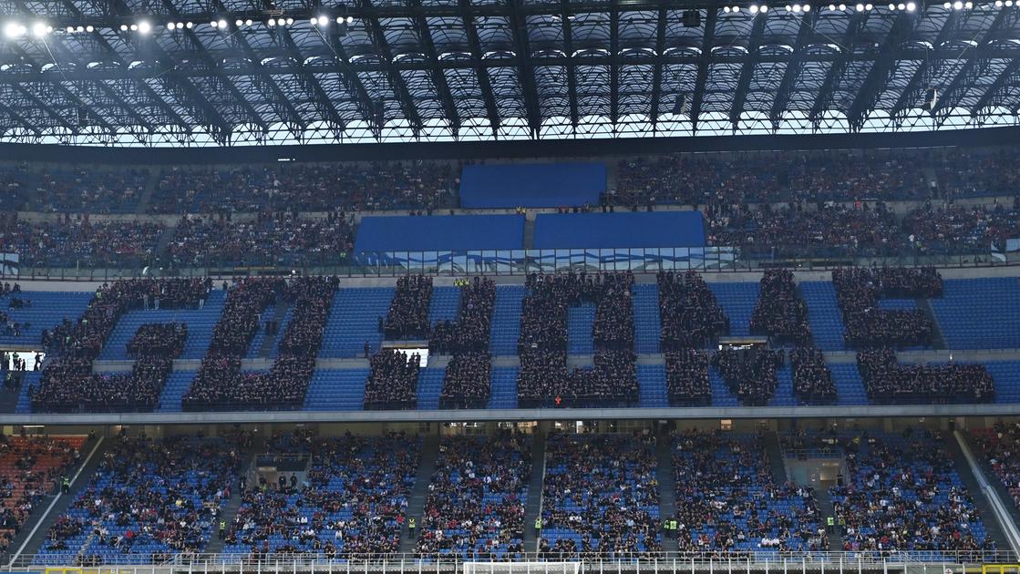 milan clamorosa contestazione un muro umano in curva per mandare a casa la dirigenza da Ilgiorno.it milan clamorosa contestazione un muro umano in curva per mandare a casa la dirigenza