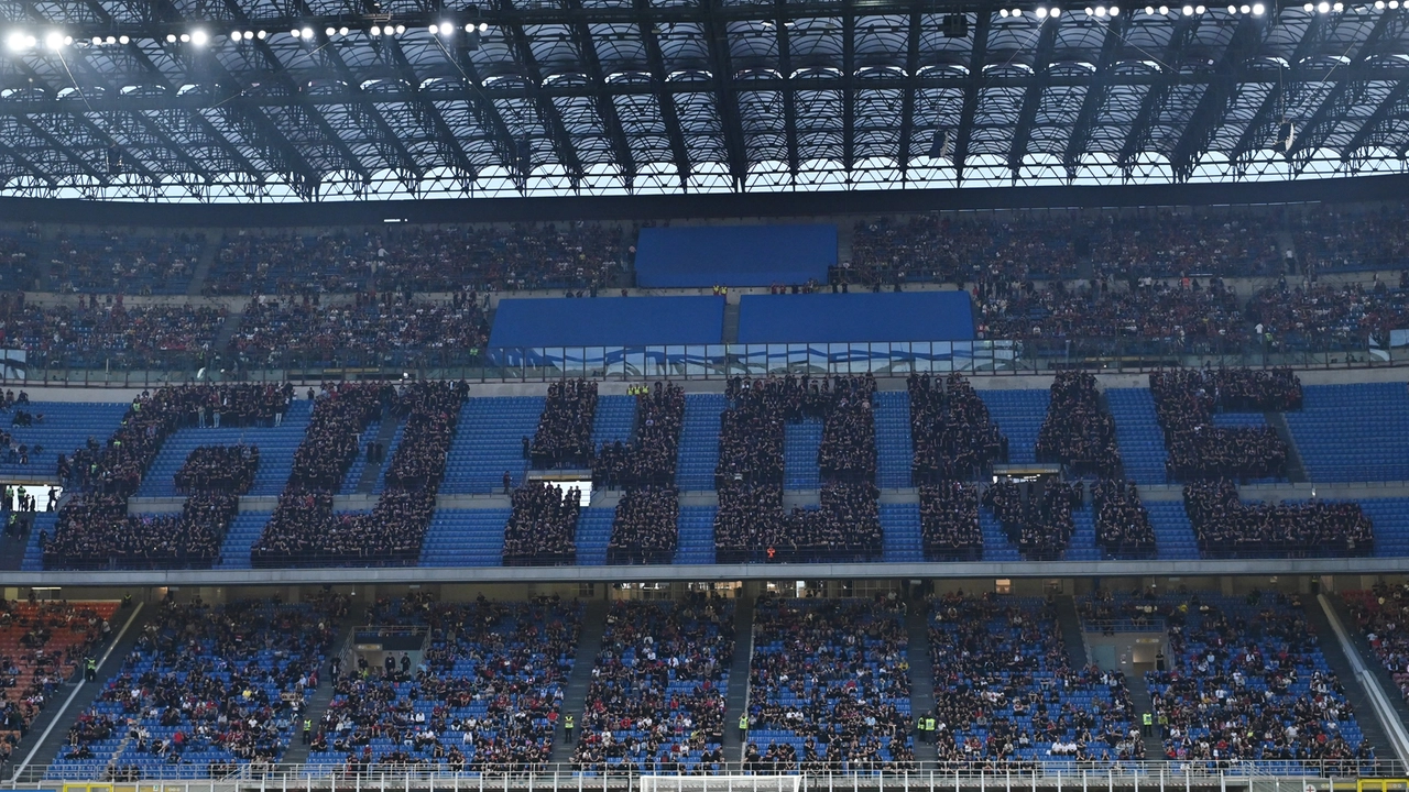 La "coreografia umana" della curva Sud cotnro prorpietà e dirigenza del Milan La "coreografia umana" della curva Sud cotnro prorpietà e dirigenza del Milan