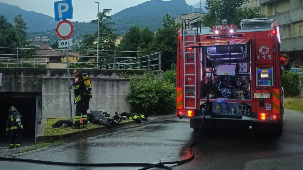 I vigili del fuoco all'autosilo di Lecco I vigili del fuoco all'autosilo di Lecco