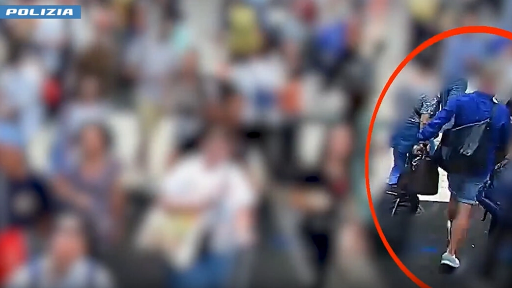 Il ladro in azione in Stazione C entrale (Frame video polizia)
