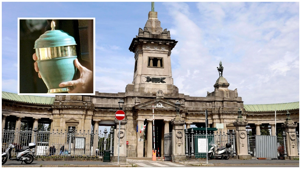 Nel riquadro un'urna contenente ceneri e sullo sfondo l'ingresso del cimitero Maggiore di Milano Nel riquadro un'urna contenente ceneri e sullo sfondo l'ingresso del cimitero Maggiore di Milano