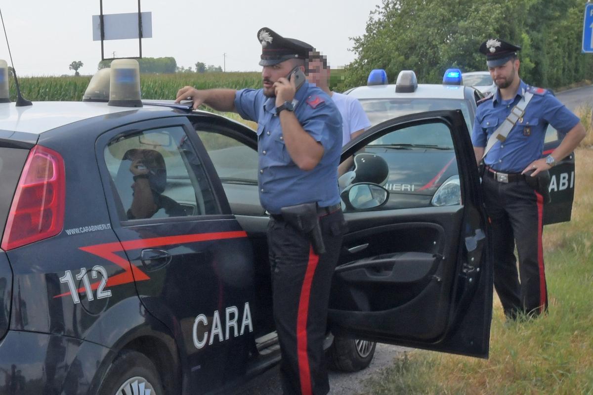 Cadavere trovato in una risaia: il giallo del ciclista morto