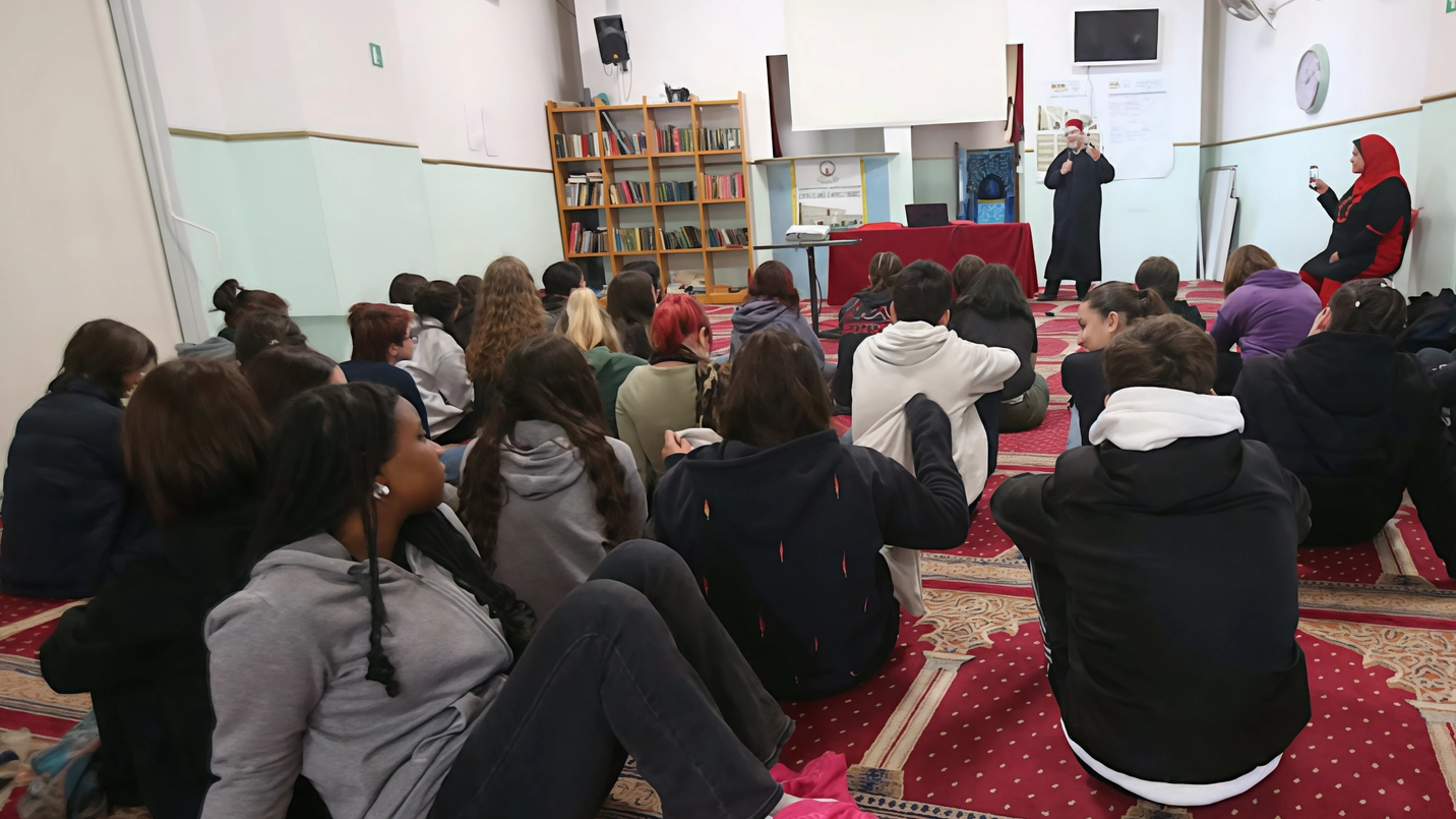 La scuola Nanni Valentini di Monza promuove visite al Centro Islamico per favorire la conoscenza e l'integrazione tra culture, scoprendo similitudini tra fedi e usanze.