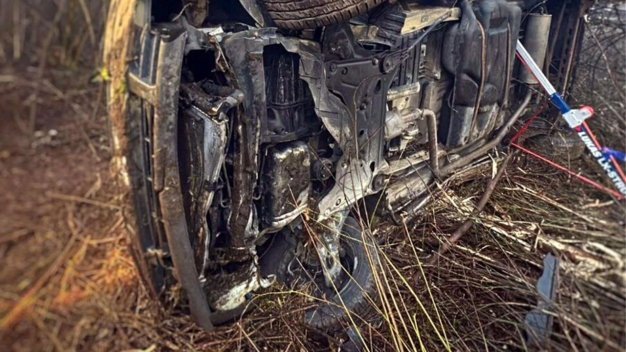 La guidatrice e tutti i passeggeri sono rimasti bloccati nel furgoncino rovesciato su un fianco Li hanno liberati i vigili del fuoco con le cesoie