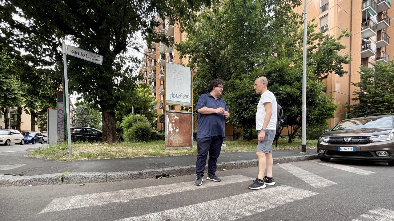 In via Curiel, a Corsico, le tracce di una notte di violenza sono ancora ben visibili. Ripercorrendo la strada,... In via Curiel, a Corsico, le tracce di una notte di violenza sono ancora ben visibili. Ripercorrendo la strada,...