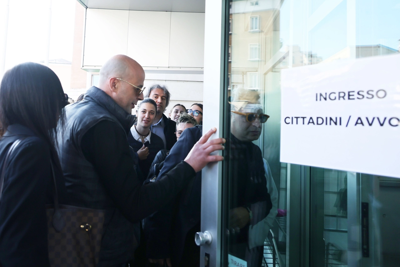 L'ingresso di Azouz Marzouk in tribunale a Brescia
