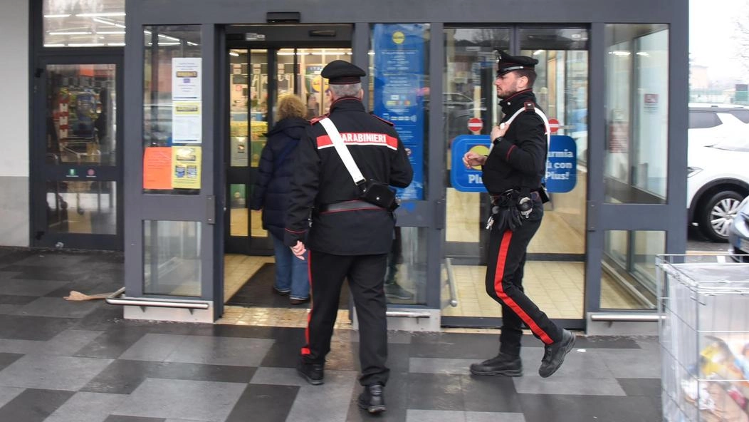 I carabinieri all’ingresso del supermercato Lidl si Seriate, in provincia di Bergamo, dove è avvenuta l’aggressione I carabinieri all’ingresso del supermercato Lidl si Seriate, in provincia di Bergamo, dove è avvenuta l’aggressione
