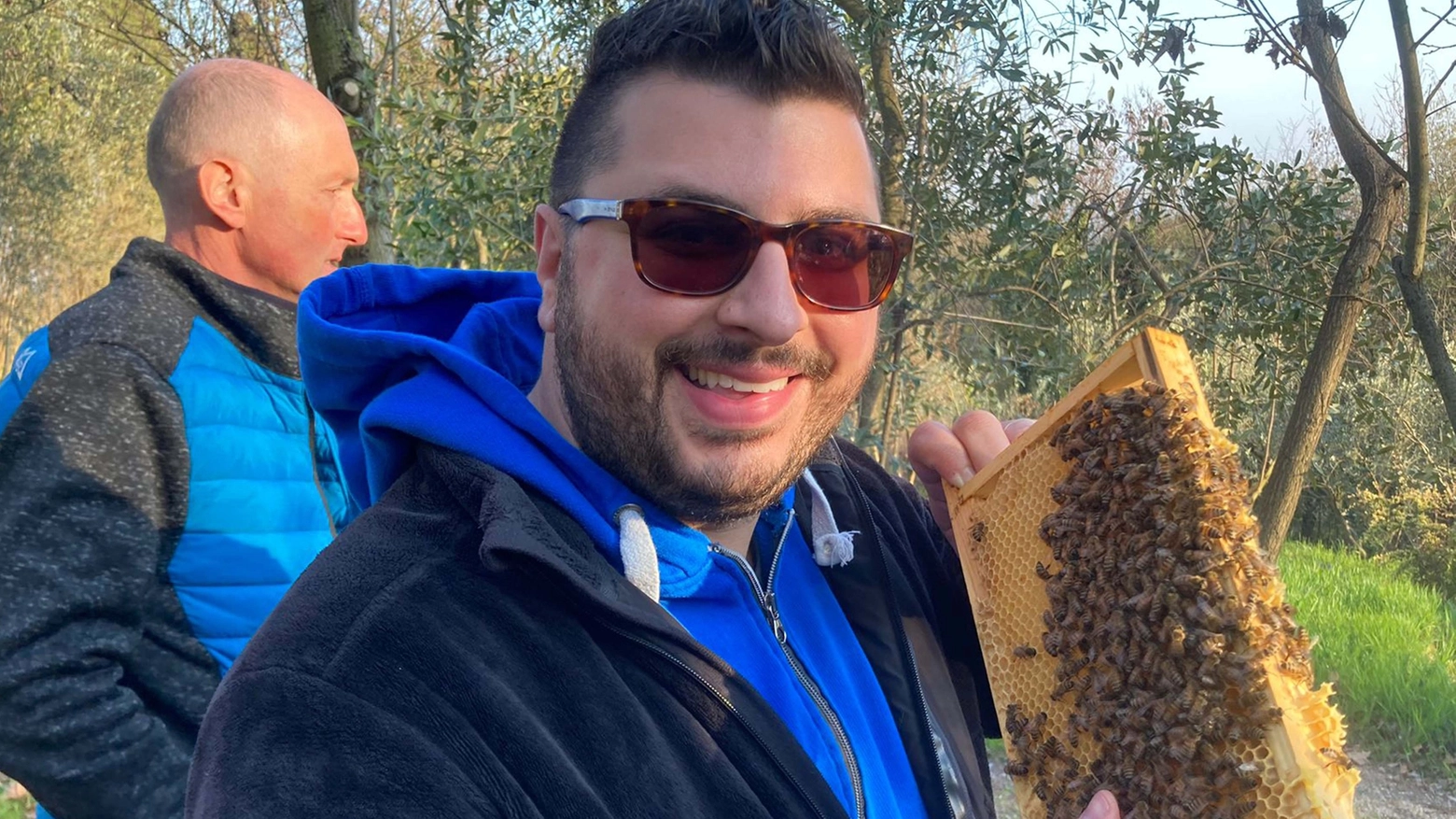 A Chiuro Alessandro D’Amaro, appassionato apicoltore, ha creato nel suo giardino un’oasi naturale