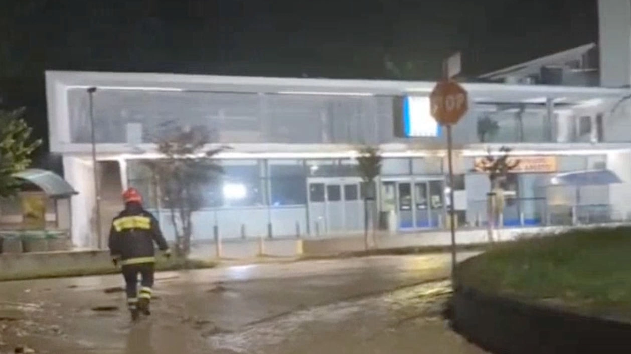 Vigili del fuoco al lavoro a Darfo (foto dei Vigili del fuoco) Vigili del fuoco al lavoro a Darfo (foto dei Vigili del fuoco)