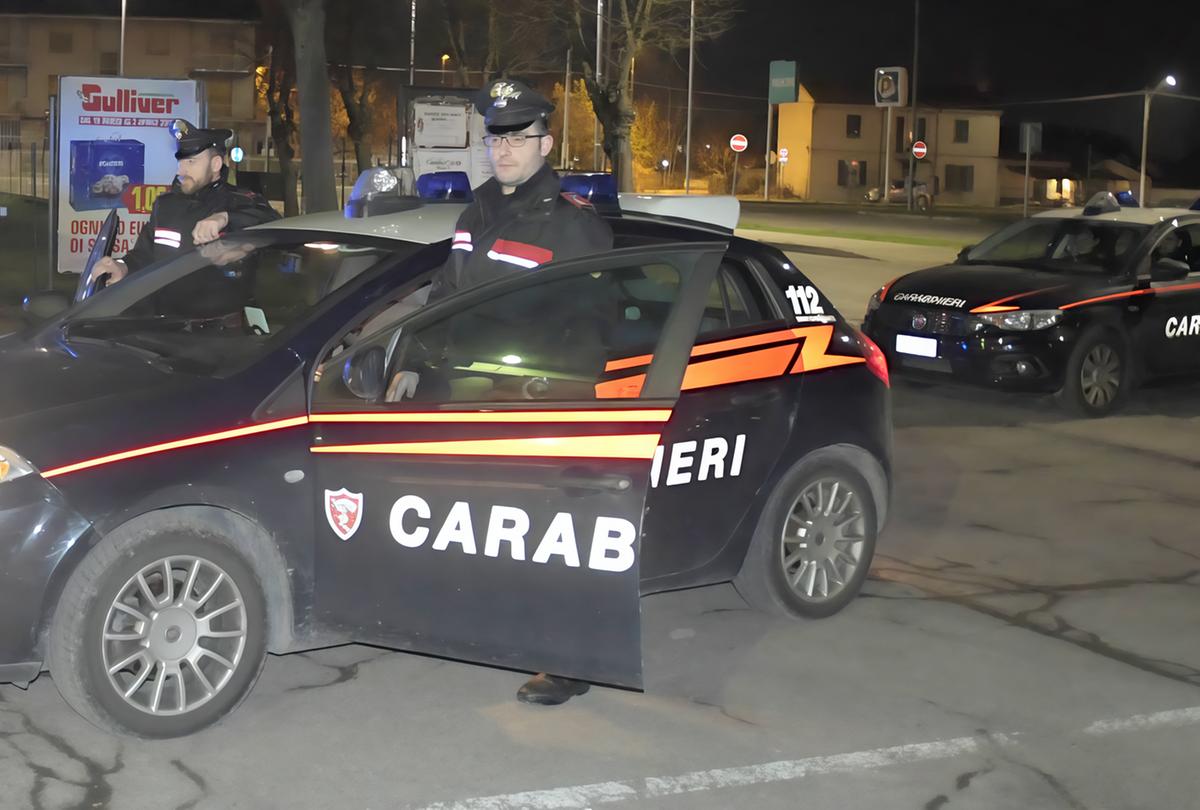 Ladri al supermercato. Furgone spacca vetrina e fuga con la cassaforte Ladri al supermercato. Furgone spacca vetrina e fuga con la cassaforte