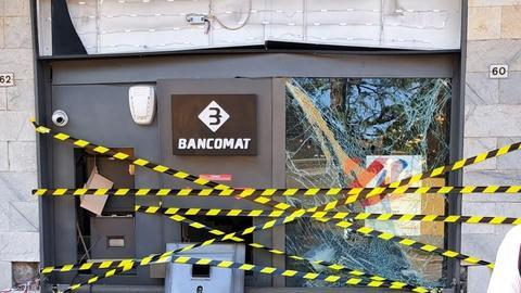 Magenta, boato nella notte. Fanno saltare il bancomat e svegliano i residenti Magenta, boato nella notte. Fanno saltare il bancomat e svegliano i residenti