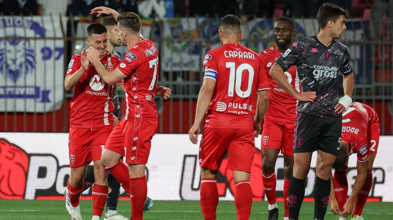 I calciatori del Monza festeggiano la rete dell’1-0 di Samuele Birindelli per il provvisorio vantaggio contro l’Empoli I calciatori del Monza festeggiano la rete dell’1-0 di Samuele Birindelli per il provvisorio vantaggio contro l’Empoli