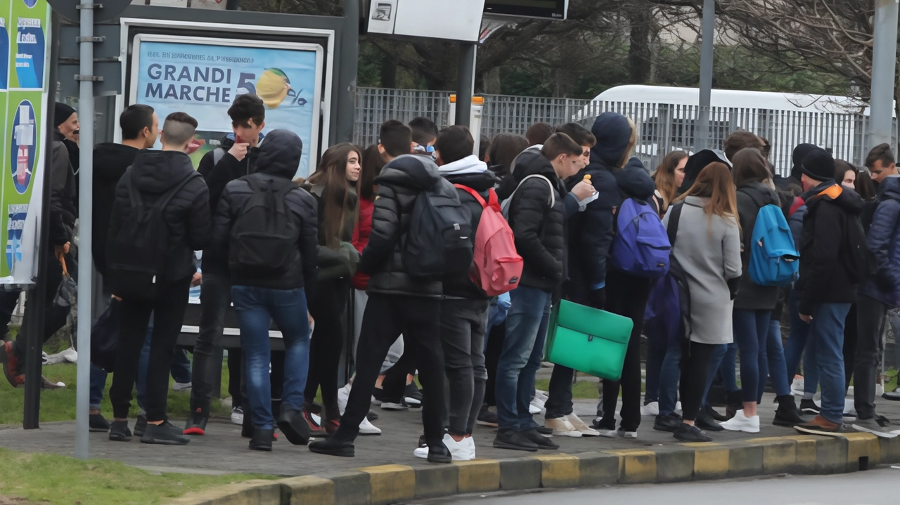 Alle fermate dei pullman ogni mattina gli studenti devono lottare per riuscire a salire sui mezzi Alle fermate dei pullman ogni mattina gli studenti devono lottare per riuscire a salire sui mezzi